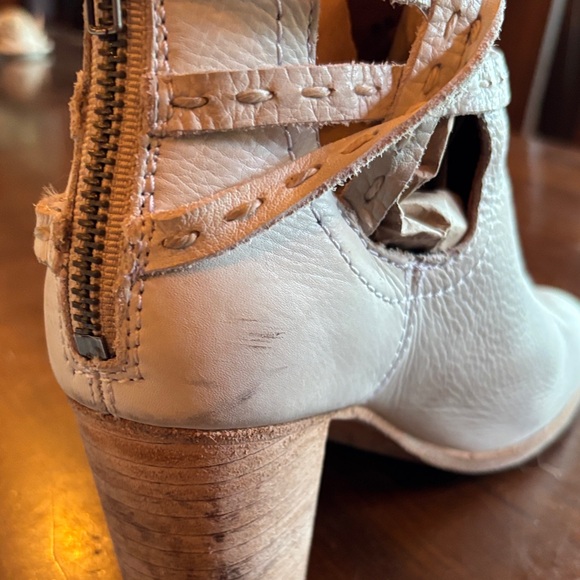 Frye White Leather Naomi Ankle Boots w Heels - Picture 7 of 8